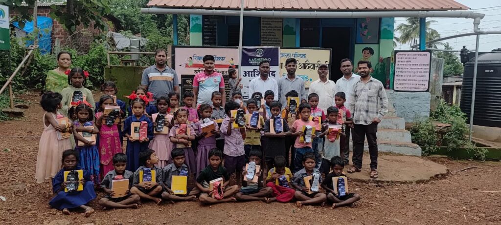 शैक्षणिक साहित्य वाटप – रा.जी.प. मराठी मुलांची आणि मुलींची शाळा कार्ले २०२५