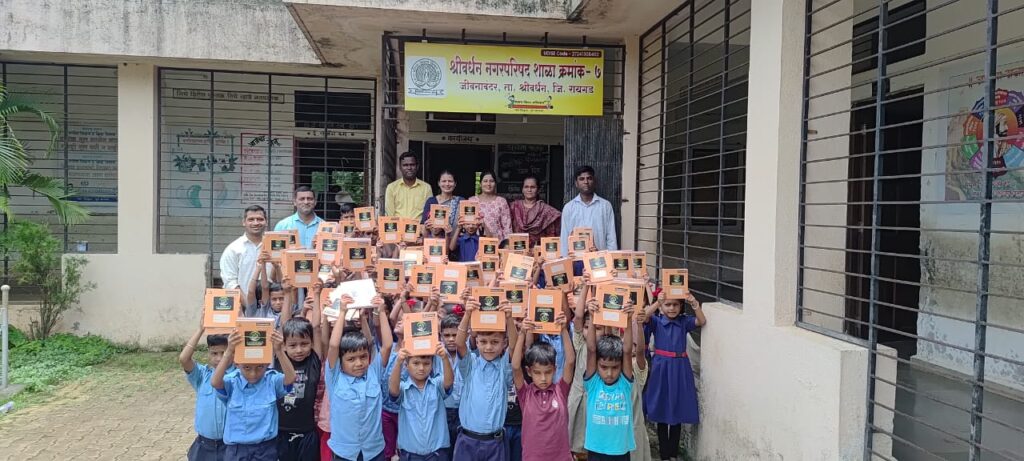 शैक्षणिक साहित्य वाटप २०२५ – रा. जी. प. मराठी मुलांची आणि मुलींची शाळा क्रमांक-७, श्रीवर्धन