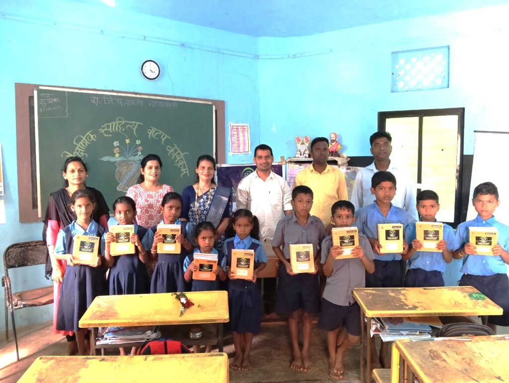 शैक्षणिक साहित्य वाटप २०२५ – रा. जी. प. मराठी मुलांची आणि मुलींची शाळा, नागलोली