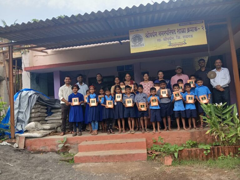 शैक्षणिक साहित्य वाटप २०२५ – रा. जी. प. मराठी मुलांची आणि मुलींची शाळा क्रमांक-२, श्रीवर्धन